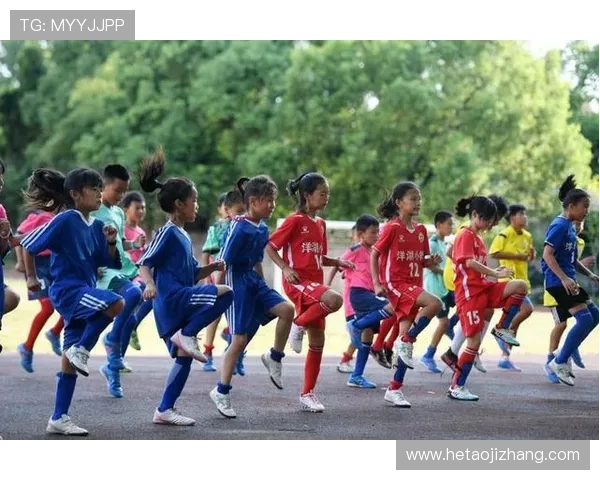 几个小孩兴奋地围观足球明星的精彩表演与梦想追逐