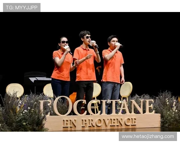 足球明星倾情送礼物温暖球迷心灵传递爱与希望